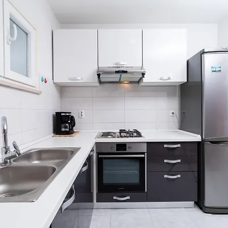 Olive's Garden House - Three Bedroom With Terrace And Sea View بيت للعطل *
