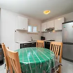 Olive's Garden House - Three Bedroom With Terrace And Sea View بيت للعطل