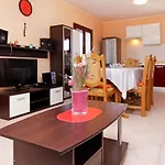 Olive's Garden House - Three Bedroom With Terrace And Sea View